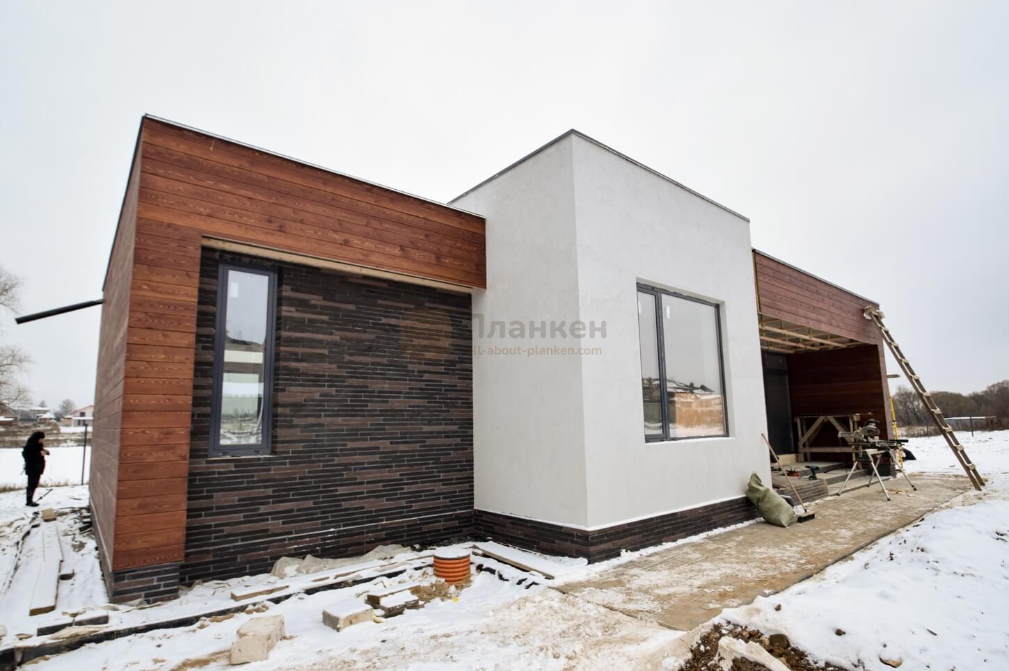 монтаж планкена на фасад загородного дома