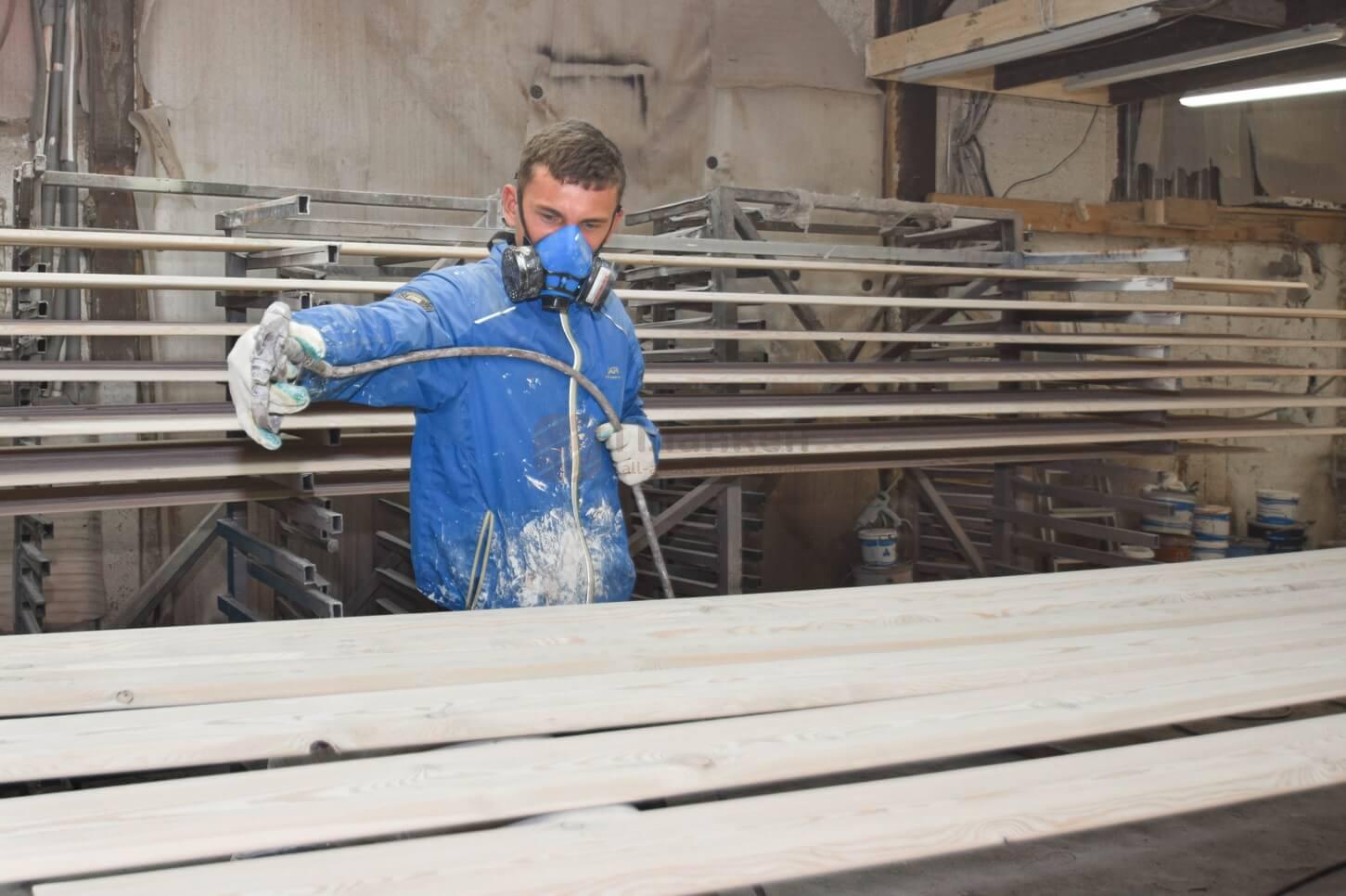 процесс покраски планкена в цеху