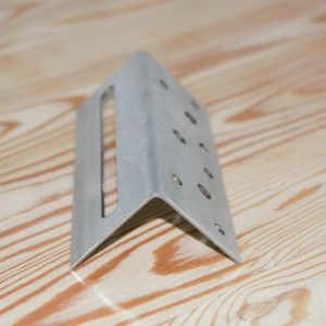 угловой крепеж для установки планкена