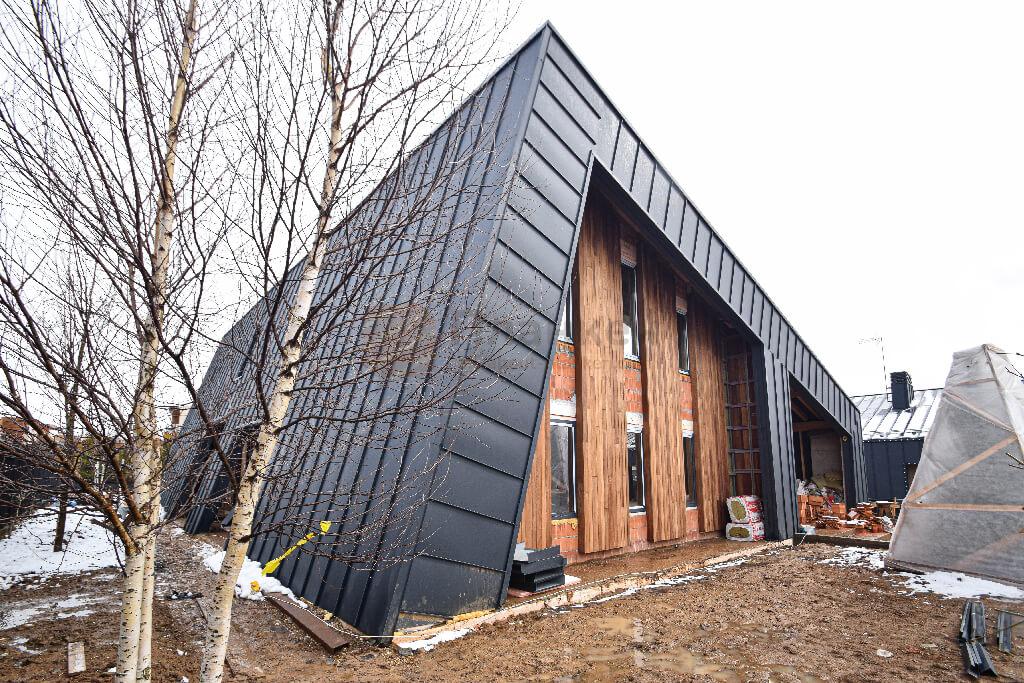 монтаж прямого планкена на фасад частного дома