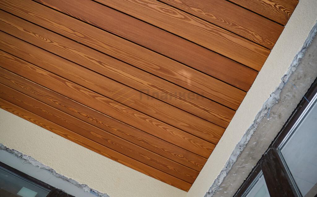 отделка потолка лиственичным планкеном