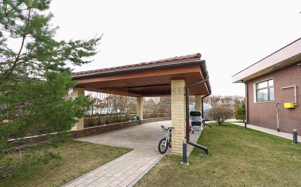 навес обшит планкеном из лиственницы