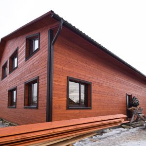 фасад дома из деревянного планкена