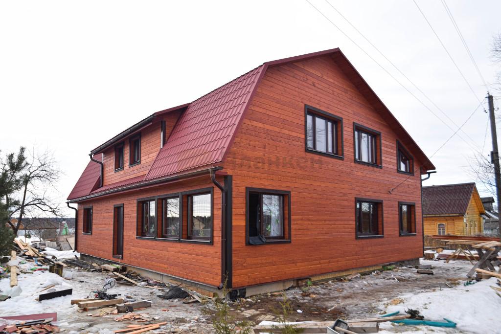 Фасад дома из деревянного планкена установленного горизонтально