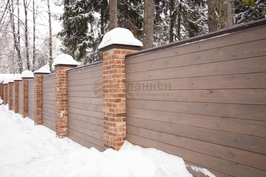 Забор из планкена с кирпичными столбами