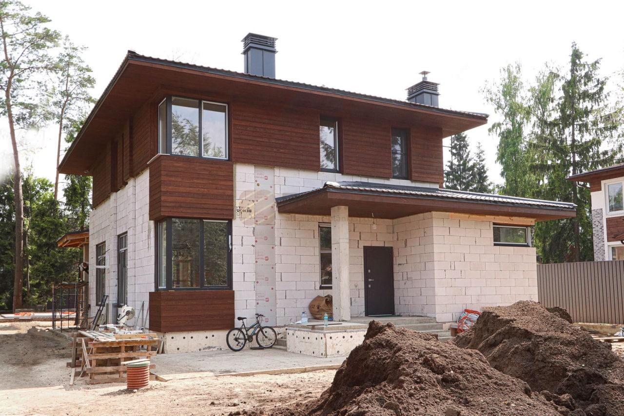 Фасад дома из газобетона отделанный лиственничным планкеном