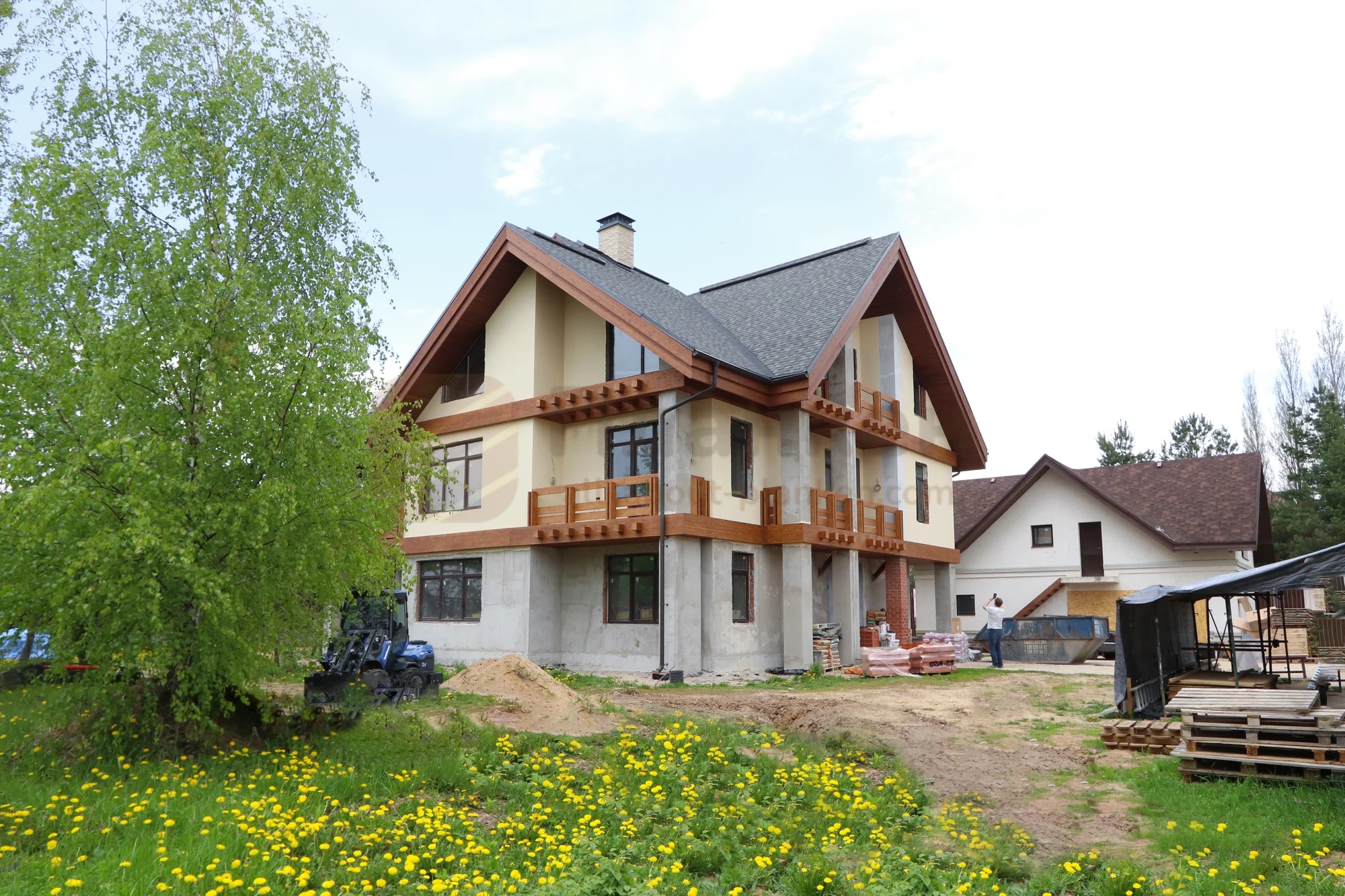 Комбинированный фасад с деревом и светлой штукатуркой