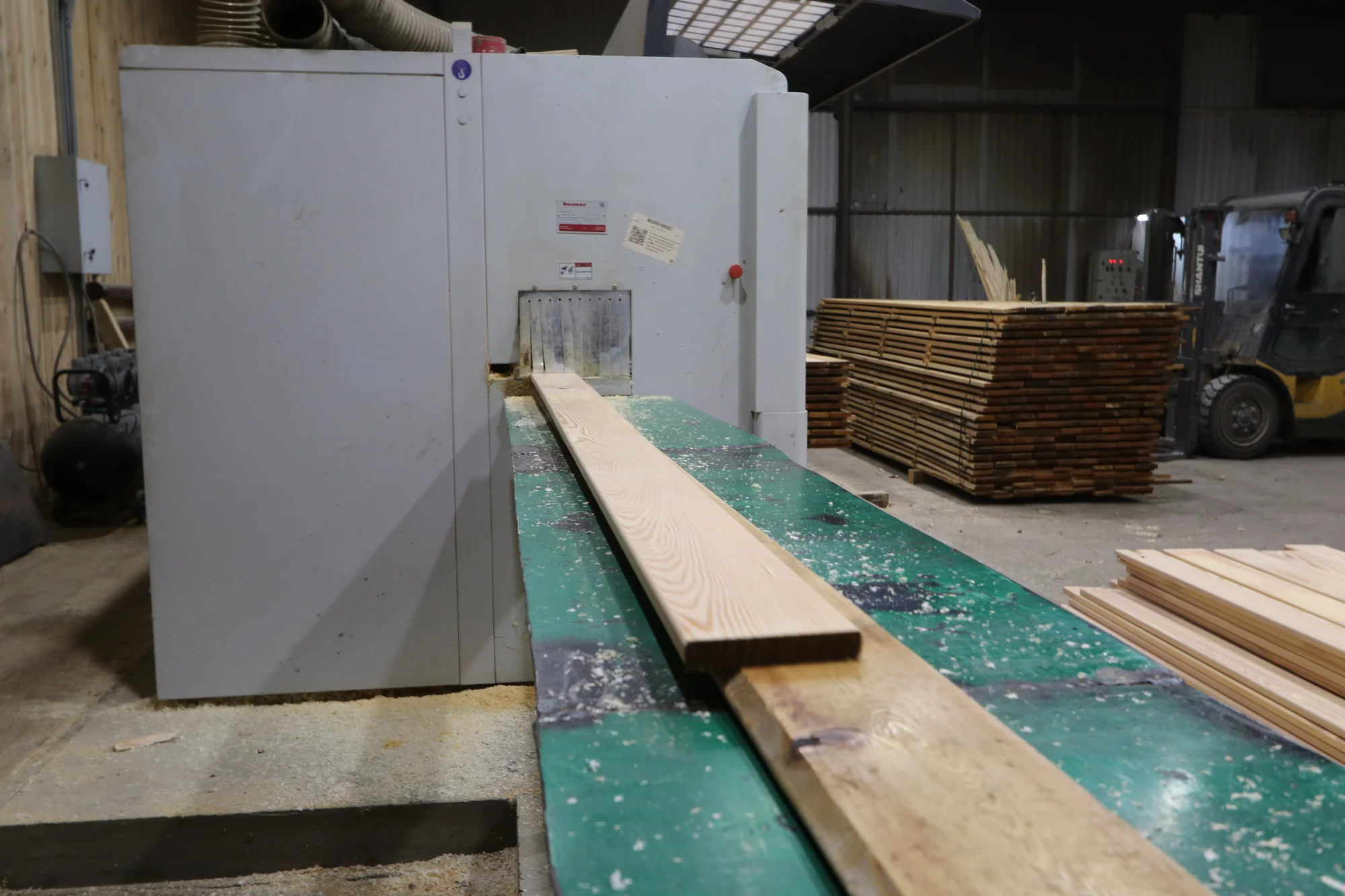 Подача доски в станок на производственной линии